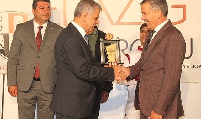 Veteriner Fakültesi Dekanlığı Koşusu&#039;nun galibi &#039;King Karaca&#039;