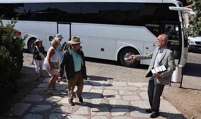 Yabancı diliyle turistlere İslam'ı anlatan şehit babası imama "iyilik" ödülü