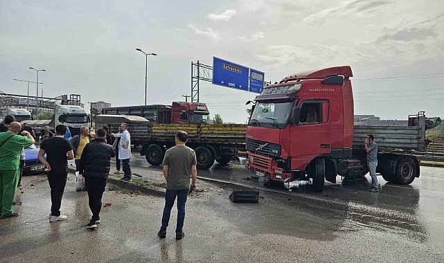 Yağmur sonrası kayganlaşan yolda makaslayan tır otomobile çarptı: 1 yaralı