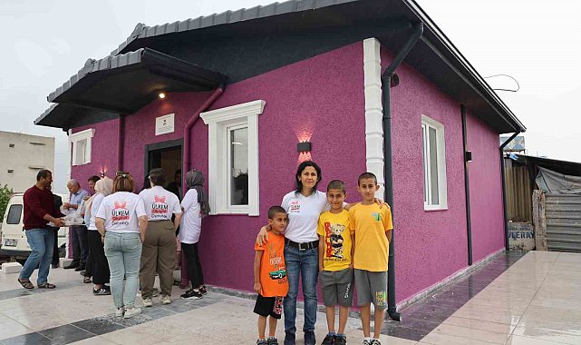Yağmurlu havalarda ıslanmak istemeyen depremzede Meriç'in sesini duyan sağlıkçı Havva'dan afetzede aileye sıcak yuva