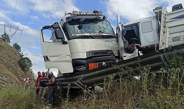 Yakıt tankeriyle tır kafa kafaya çarpıştı: 3 yaralı