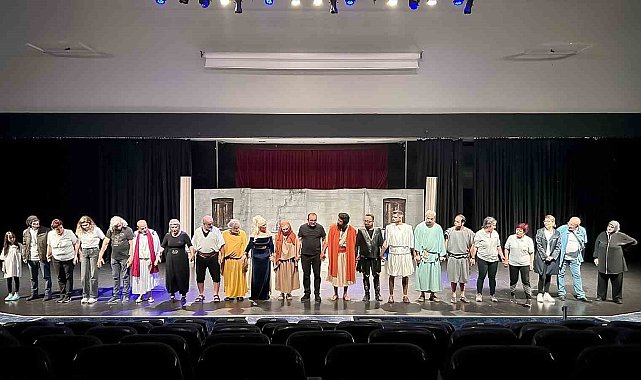 Yalınayak Sokrates Muratpaşa'da sahnelendi
