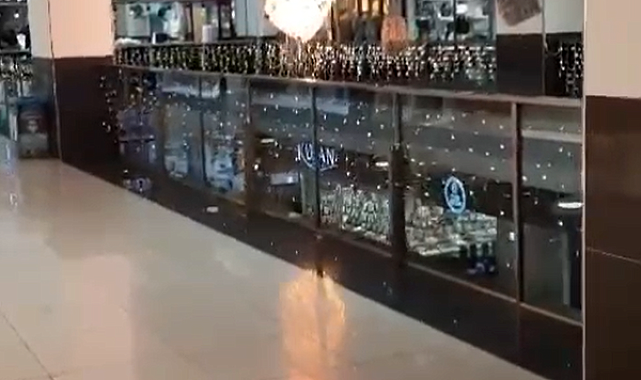 Yalova'da AVM'deki avize alev alev yanarak düştü