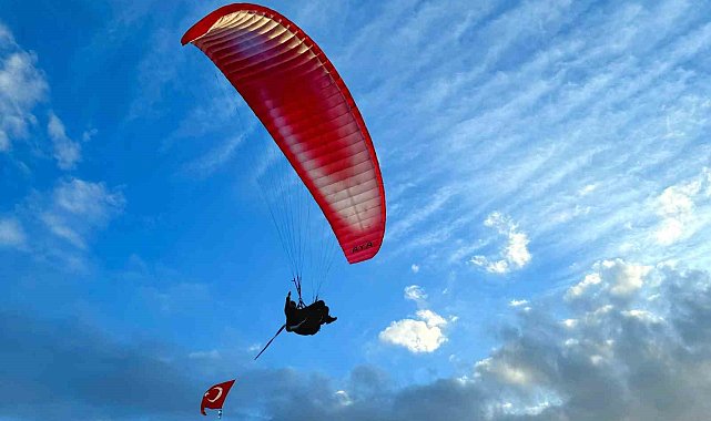 Yamaç paraşütçüleri saygı uçuşu gerçekleştirdi