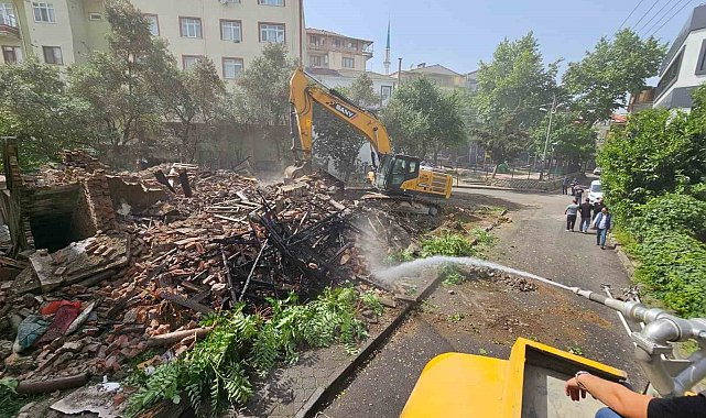Yangında büyük hasar gören bina yıkıldı