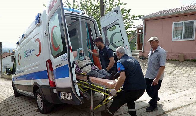 Yatalak veya cihaz destekli hastalar her gün evlerinden alınıp tedaviye götürülüyor
