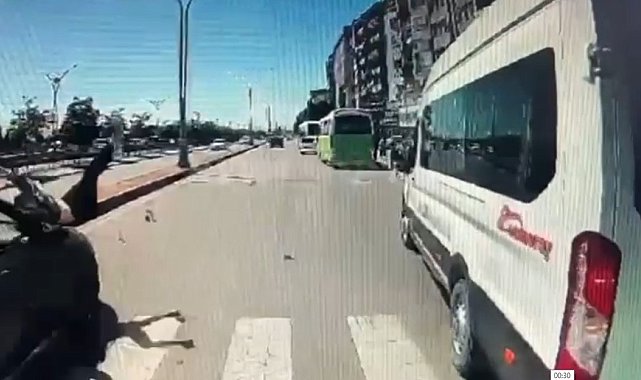 Yaya geçidinde otomobil böyle çarptı