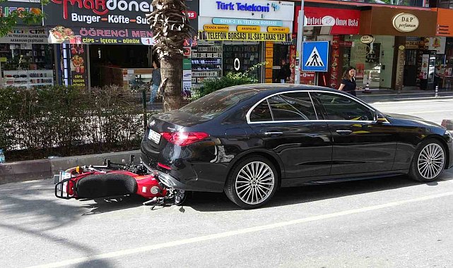 Yaya geçidini görünce kendini kilitleyen lüks otomobilin altına girdi