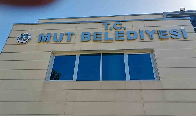Yeni Başkan, Mut Belediyesinin borcunu astırdığı afişle duyurdu
