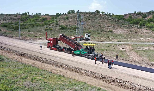 Yeni iş makineleri Pınarbaşı'nda yol çalışması yaptı