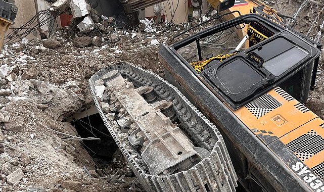 Yıkım yapan iş makinası devrildi: 1 yaralı
