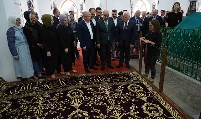 Yıldırım Bayezid Türbesi'nin yenilenen puşide örtüsü yerine serildi