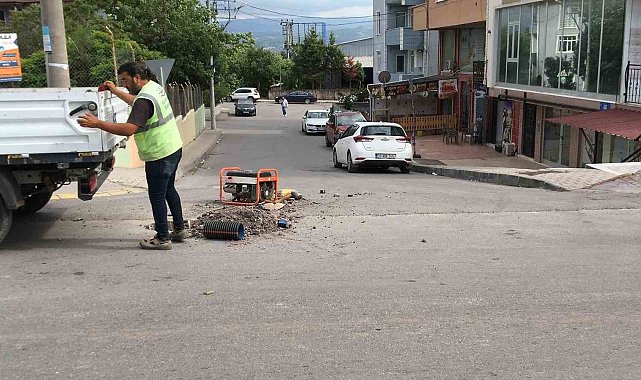 Yol çalışması yapan işçiye araç çarptı