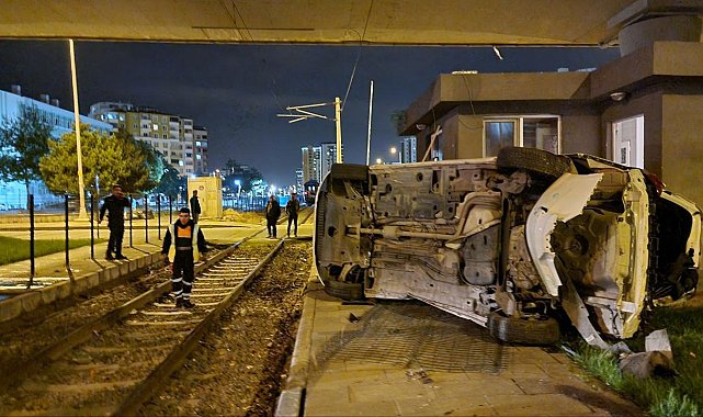 Yolcu treni ile hemzemin geçitte çarpışan otomobil devrildi: 1 yaralı