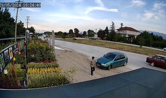 Yolda yürürken kazadan kıl payı kurtuldu: O anlar kamerada