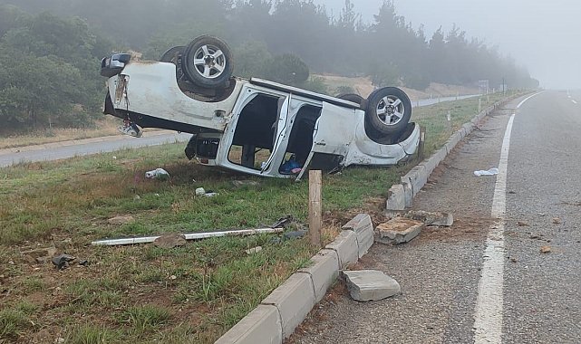 Yoldan çıkan kamyonet ters döndü: 2 yaralı