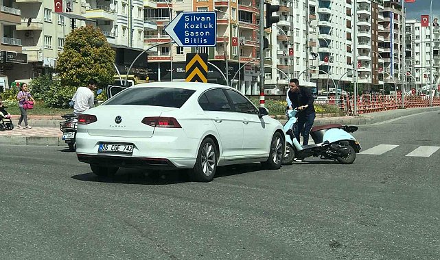 Yolu karıştıran sürücü motosiklete çarptı