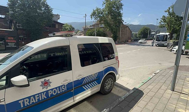 Yolun karşısına geçen otomobil yayaya böyle çarptı