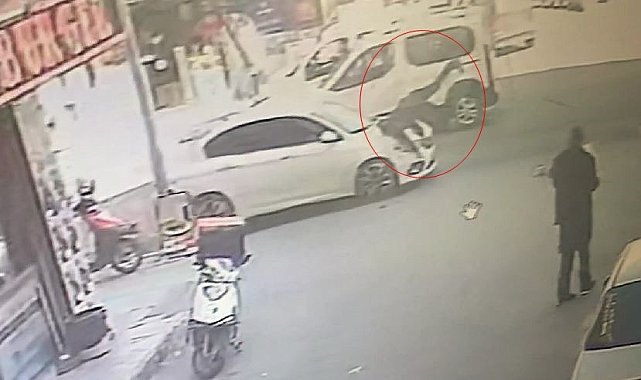 Yolun karşısına geçen yayaya otomobil böyle çarptı