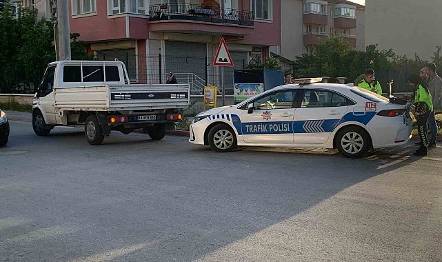 Yolun karşısına geçerken kamyonetin çarptığı kadın yaralandı
