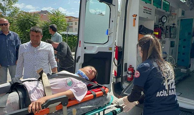 Yolun karşısına geçmeye çalışan çocuğa otomobil çarptı