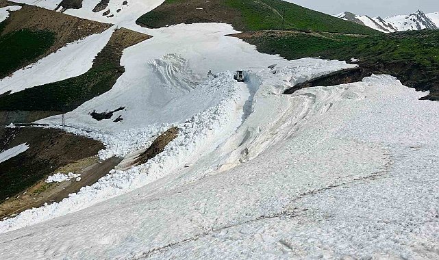 Yüksekova&#039;da mayıs ayında karla mücadele çalışması devam ediyor