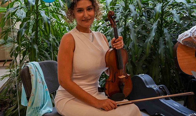 Yumurtalık kanserini yenen keman sanatçısı hastanede moral konseri verdi