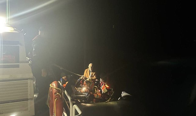 Yunan unsurlarınca ölüme terk edilen 3'ü çocuk, 14 kaçak göçmen kurtarıldı