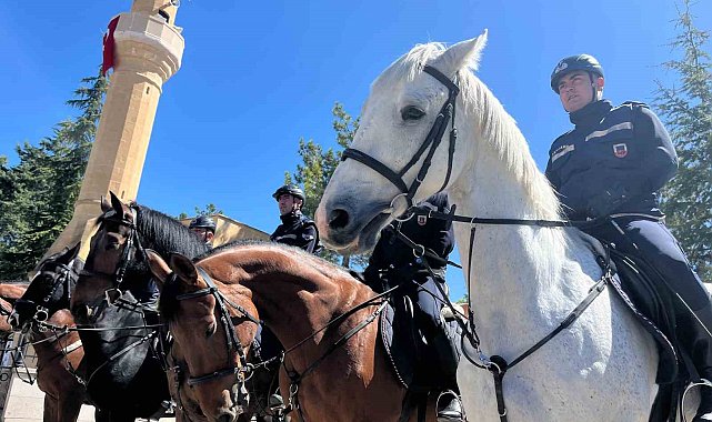 Yunus'un türbesi kapısındaki atlı jandarmalara yoğun ilgi