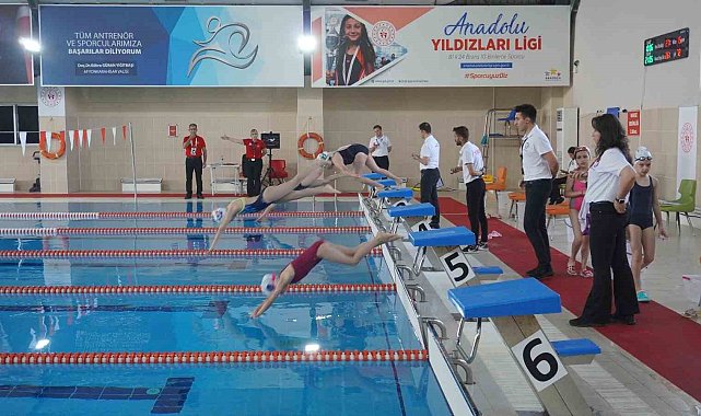 Yüzme şampiyonası başladı