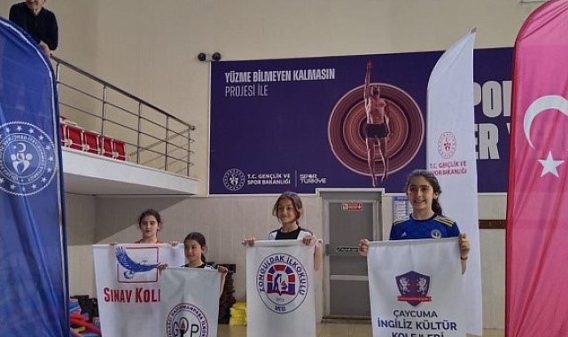 Yüzme yarışında derece elde etti