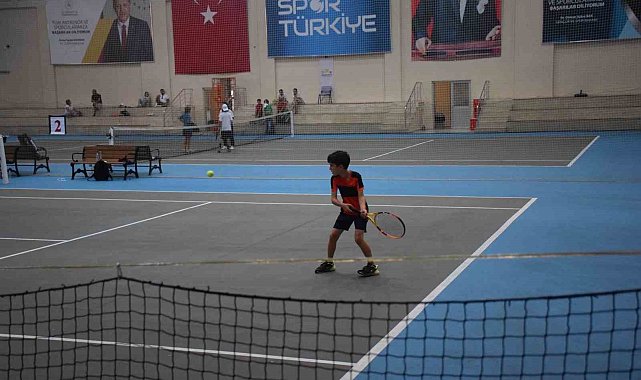 12 Yaş Yaz Kupası Tenis Turnuvası devam ediyor