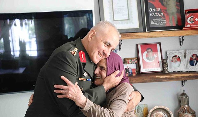15 Temmuz kahramanı Gazi Tümgeneral, şehit annesini mezarlığa götürdü