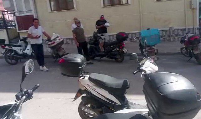 25 yerden aynı anda sipariş verildi, evin önünde kuryeler toplandı