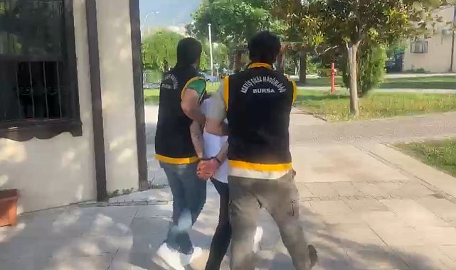 25 yıl hapis cezasıyla aranan suç makinesi, Cumhuriyet Caddesi'nde güzellik merkezi broşürü dağıtırken yakalandı