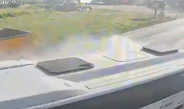 27 kişinin yaralandığı kaza kamerada