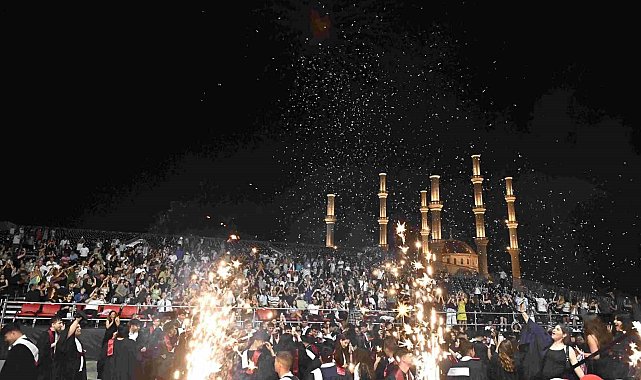 30'uncu yaşını kutlayan Yakın Doğu Koleji'nin mezuniyet töreni yapıldı