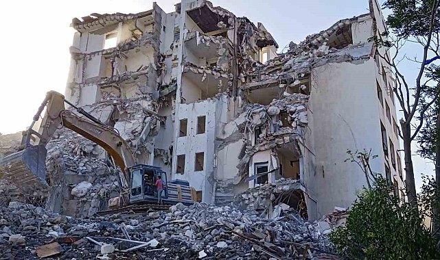 40 yıllık belediye binasının yıkımı devam ediyor
