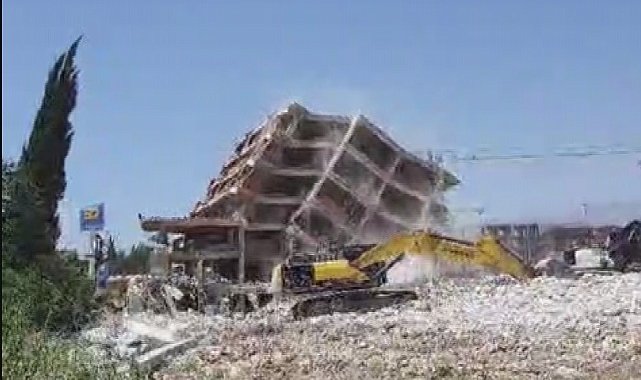 5 katlı binanın yerle bir olma anı kamerada