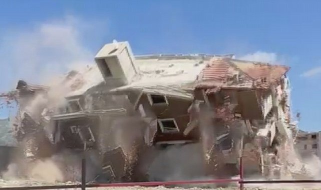 6 katlı bina yerle bir oldu, o anlar kamerada