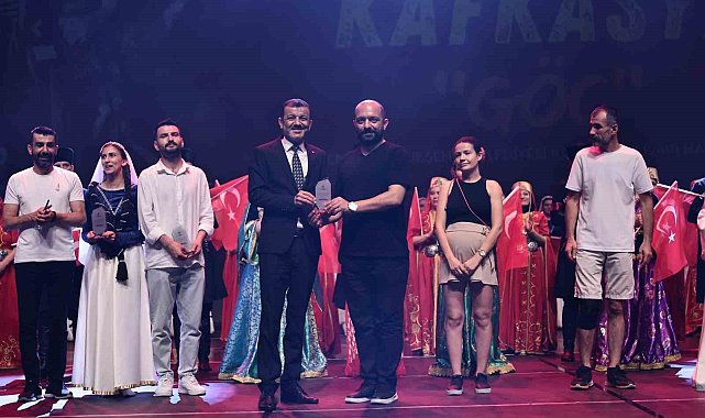 60 halk dansçısı Kafkas göçünü Denizli'de anlattı