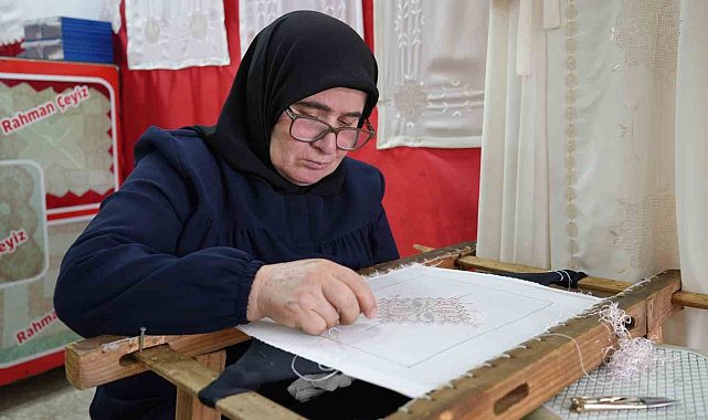 7 yaşında başladığı nakış işini 43 yıldır severek sürdürüyor