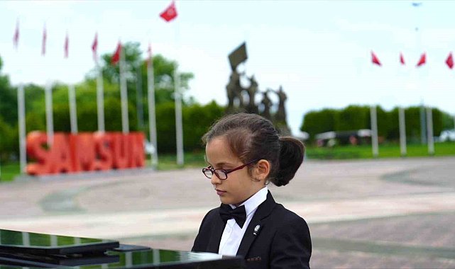 8 yaşındaki piyanistten Bandırma Vapuru Müzesi önünde 'Türk Marşı'