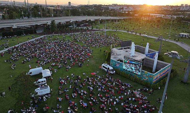 ABB Başkanı Mansur Yavaş, Başkentlilerle birlikte milli maçı izledi
