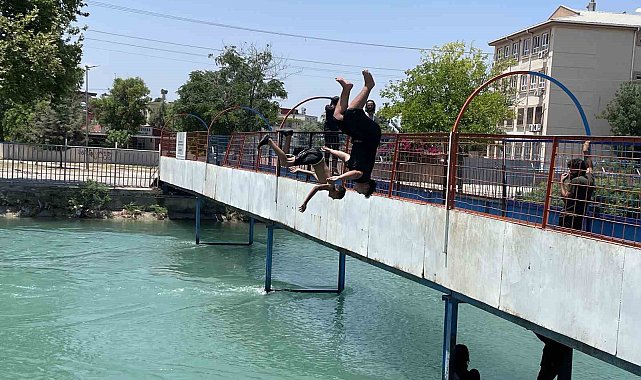 Adana'da çocukların kanaldaki tehlikeli serinliği