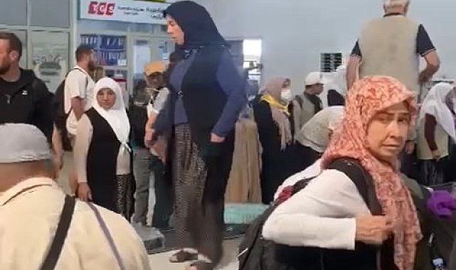 Adana'da hacdan dönen vatandaşlar izdiham sonrası valizlerine bandın üzerine çıkarak ulaşmaya çalıştı
