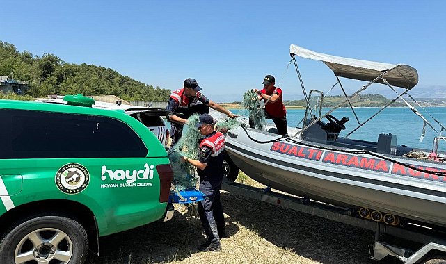 Adana'da jandarma ekipleri baraj gölünde 300 metre misina ağı ve 60 sepet tuzak topladı