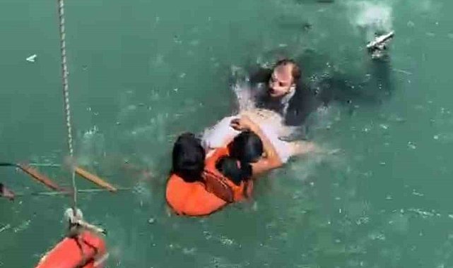 Adana&#039;da polis vatandaş el ele can kurtardı