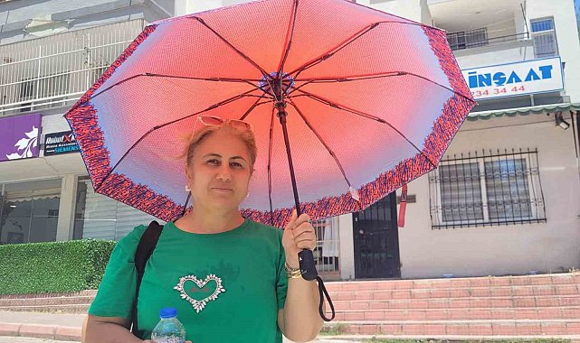 Adana'da şemsiye bu sefer sıcaktan korudu