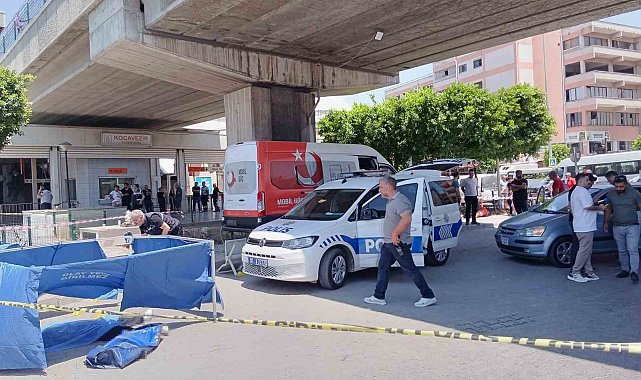 Adana'nın Seyhan ilçesinde motosikletli kişiler tarafından trafik ışıklarında bir otomobile silahlı saldırı düzenlendi. Saldırıda 1 kadın öldü, 2 kişi de yaralandı.